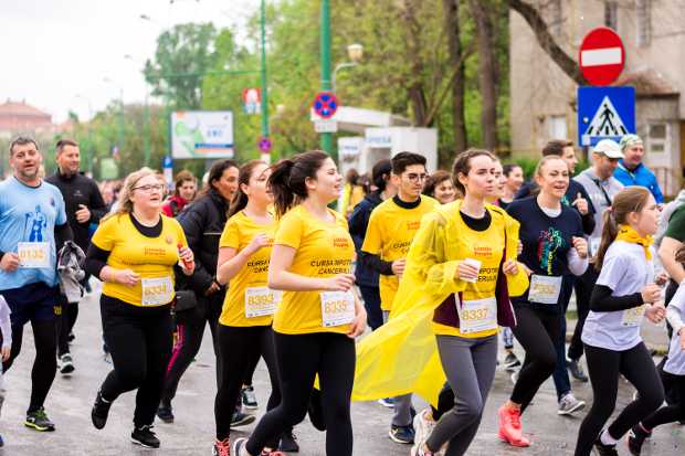 A crowd running in a race